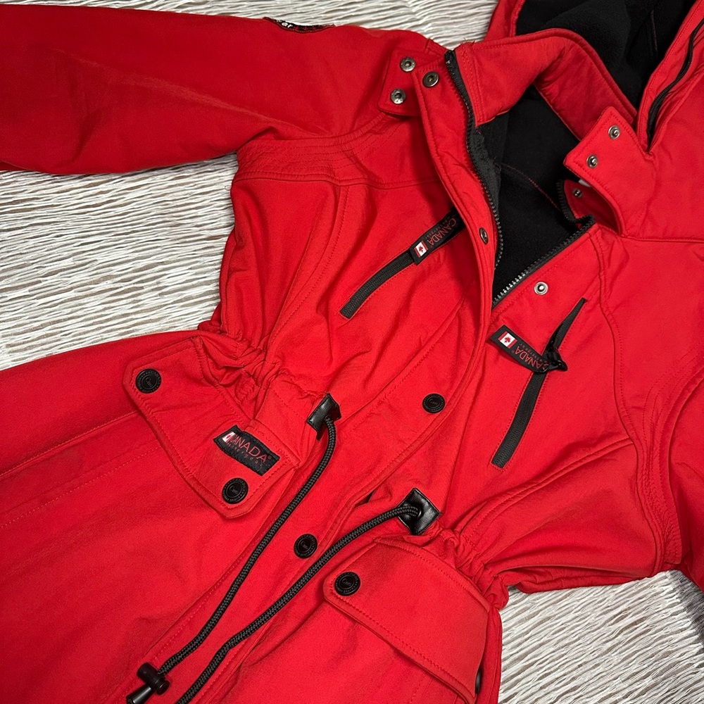 Canada jacket it’s really good for the cold weather size L/G/G